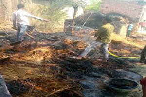 Jaunpur fire: मड़हे में लगी आग, गृहस्थी का सामान जलकर खाक