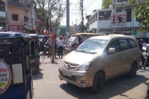 अयोध्या में बेतरतीब खोदाई से सकरा हुआ रीडगंज चौराहा, कार की टक्कर से बाइक सवार घायल