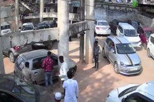 बाराबंकी: 50 की जगह पॉर्किंग के लिए 300 रुपये वसूलने का आरोप