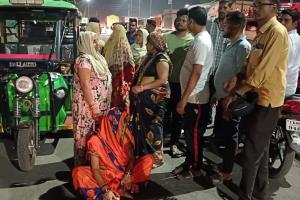 रुद्रपुर: घर के आगे कूड़ा डालने को लेकर महिलाओं पर बरसाई लाठियां