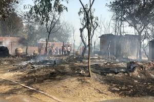 बहराइच: गैस सिलेंडर से भड़की आग, दो दर्जन मकान राख, 13 लाख से अधिक का हुआ नुकसान