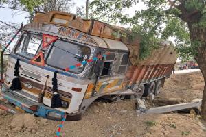मीरजापुर: ट्रक की चपेट में आने से बाइक सवार दो लोगों की मौत, एक घायल