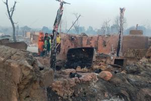 बलरामपुर: अज्ञात कारणों से लगी आग में 62 झोपड़ियां जलकर राख, जलने से एक वृद्ध महिला की भी हुई मौत