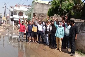 अयोध्या: हनुमतनगर में गूंजा 'नाली नहीं तो वोट नहीं' का नारा, स्थानीय लोगों चुनाव बहिष्कार पर अड़े, गली में रहेगे डटे