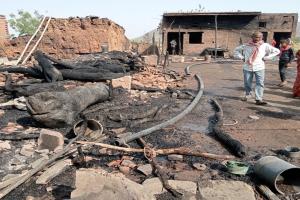 मीरजापुर: दरवाजे पर बारात आने से पहले ही आग ने किया सबकुछ खाक, झुलसने से चार बकरियों की मौत, लाखों का सामान हुआ राख 
