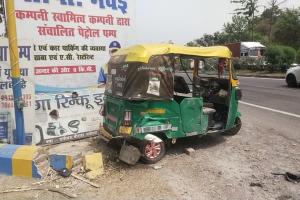 अयोध्या: कार ने मारी ऑटो में टक्कर, चालक घायल