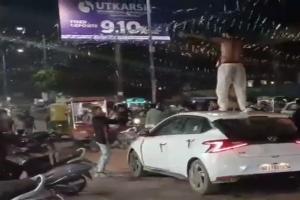 प्रयागराज: भाजपा का स्टीकर लगी गाड़ी की सनरूफ खोल कर मचाया हुड़दंग, पुलिस ने काटा 24500 का चालान 