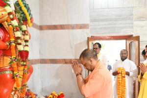 CM योगी ने सभी को दी हनुमान जयंती की शुभकामना, बजरंगबली की उतारी आरती  