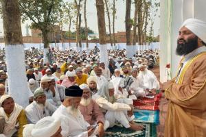 बहराइच: देश की सलामती और अमन चैन के लिए उठे हाथ, नमाज के बाद एक दूसरे को दी ईद की बधाई
