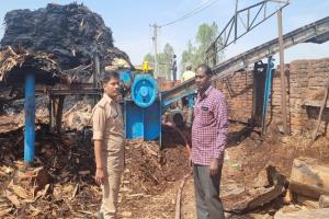 सुलतानपुर: शार्ट सर्किट से प्लाईवुड फैक्ट्री में लगी आग, लाखों का नुकसान 