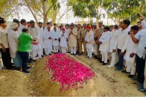 सपा नेता धर्मेंद्र यादव पहुंचे मुख्तार अंसारी के घर, कब्र पर चढ़ाए फूल, जानें क्या कहा... देखें Video