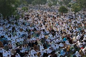 रामपुर: कड़ी सुरक्षा के बीच अदा हुई ईद की नमाज, मुल्कों-कौम की तरक्की की दुआ को उठे लाखों हाथ