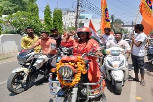 Sultanpur: 17 000 किमी की यात्रा कर सुलतानपुर पहुंचीं बुलेट रानी, PM मोदी को लेकर किया बड़ा दावा