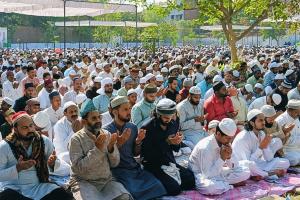 प्रयागराज: नमाज के बाद एक दूसरे को गले लगाकर दी ईद-उल-फितर की बधाई