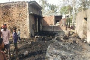 सीतापुर: मधुमक्खियों को भगाने में लगी आग, 7 घर जलकर हुए खाक, राजस्व कर्मियों ने किया नुकसान का आंकलन
