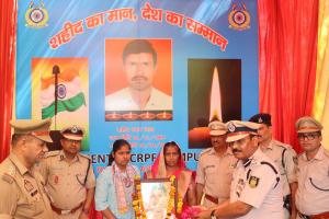 रामपुर: सीआरपीएफ डीआईजी ने शहीद जवान के घर जाकर दी श्रद्धांजलि