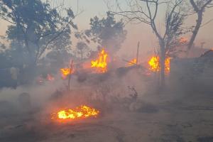गोंडा: अज्ञात कारणों से चकिया गांव में लगी आग, 41 घर जलकर स्वाहा