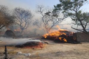 गोंडा: आग के तांडव में 16 घर जलकर राख, लाखों का नुकसान