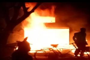 आंबेडकर नगर : जनरल स्टोर की दुकान में लगी आग, लाखों का सामान जलकर राख