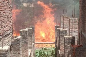 अयोध्या: बाजार के बीचों-बीच कूड़े के ढेर में लगी आग, टला बड़ा हादसा 