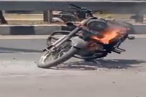 बहराइच: पुलिस की बुलेट में अचानक लगी आग, बाइक सवार ने कूदकर बचाई जान 
