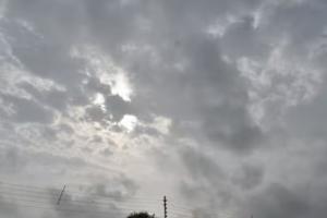 Banda Weather: आसमान में छाये बादलों और हवाओं ने उड़ाई किसानों की नींद...माह भर पहले ओलावृष्टि से तबाह हुईं थी फसलें