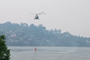 नैनीताल: Video: जंगलों की आग बुझाने को सेना ने संभाली कमान, एमआई -17 हेलीकॉप्टर की ली जा रही मदद