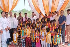 जौनपुर: ईट भट्ठे पर कैंप लगाकर बीएसए ने मजदूरों के बच्चों का किया नामांकन