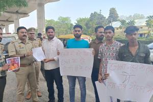 Kanpur: छात्रों की करो नैया पार, छात्र आ रहे योगी जी के दरबार...स्लोगन लिखे पोस्टर लेकर निकले स्टूडेंट, पुलिस ने रोका, ज्ञापन सौंपा