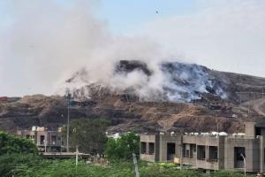 दिल्ली: गाजीपुर ‘लैंडफिल’ में लगी आग से अब भी निकल रहा धुआं, लोगों को सांस लेने में दिक्कत 