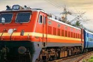 बरेली: रेलवे फाटक पर ट्रेन गुजरने के दौरान चपेट में आया फल विक्रेता, मौके पर मौत