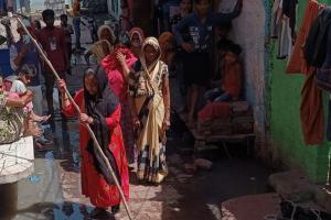 Kanpur: महिला पार्षद खुद ही सीवर में करने लगी सफाई, बोली- अधिकारी नहीं लेते सुध, उनके घरों में फेंकेगें गंदा पानी, देखें- VIDEO