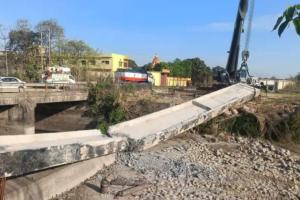 बिजनौर: पूर्वी गंगनहर के पुल का गार्डर दो टुकड़ों में टूटा, मजदूरों में मची अफरा तफरी