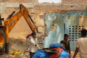 Farrukhabad News: गरीब के आशियाने पर गरजा बुलडोजर, पालिका ने पल भर में कर दिया बेघर