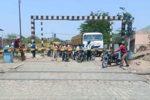 Auraiya: ट्रक की टक्कर से टूटा रेलवे फाटक...दो घंटे बंद रही क्रासिंग, सड़क के दोनों तरफ लगा लंबा जाम, लोग परेशान