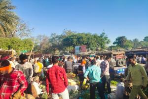 रामपुर : सड़क पर लगी रही मंडी, जाम से जूझ रहे लोग