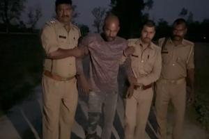 सुल्तानपुर: पुलिस मुठभेड़ में लुटेरा गिरफ्तार, जवाबी कार्रवाई में बदमाश के पैर में लगी गोली 