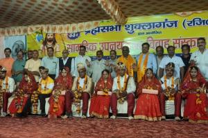 Unnao: गंगाघाट ब्रह्म सभा ने कराया उपनयन संस्कार व सामूहिक विवाह, 6 जोड़ों ने थामा एक-दूजे का हाथ, बटुकों ने लिया गुरु मंत्र