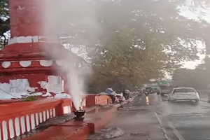 लखनऊ: पक्का पुल सड़क पर पाइपलाइन लीकेज से सड़क पर बह रहा पानी, वीडियो वायरल