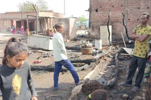 लखीमपुर-खीरी: खाना बनाते समय लगी भीषण आग, 30 से ज्यादा घर जले 