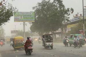 Bareilly News: मौसम ने बदली करवट, अचानक चलने लगी धूल भरी आंधी...लोगों को गर्मी से मिली राहत 