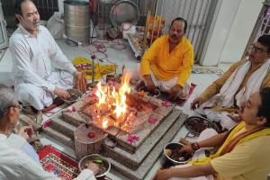 Chaitra Navratri 2024: अष्टमी पर घरों और मंदिरों में पूजा अर्चना...मंदिरों में दर्शन के लिए उमड़ी भीड़
