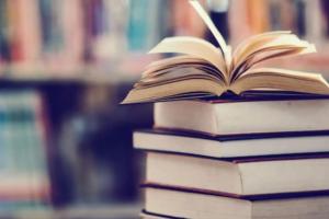 शाहजहांपुर: सरकार NCERT किताबें चलाने पर दे रही जोर, अधिकांश दुकानों से कोर्स गायब  
