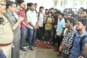 Kanpur: छात्रों ने HBTU में फिर किया प्रदर्शन; बोले- 'जल्द मांग पूरी न हुई तो करेंगे बड़ा प्रदर्शन' 