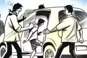 Farrukhabad Crime: पति को नशा सुंघाने के बाद हाथ-पैर बांधकर फेंका...कार सवारों ने पत्नी-बच्चों को किया अगवा