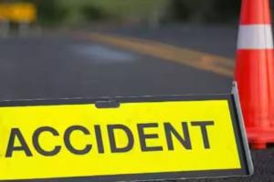हरदोई: कार पेड़ से टकराई,बाप-बेटे की मौत, 6 घायल 