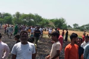 Auraiya: नहीं थम रहा फसलों की तबाही का सिलसिला: आग से जलकर खाक हुई किसानों की 11 बीघा गेहूं की फसल