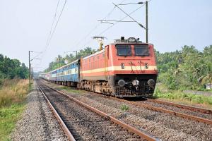 लखनऊ,बालामऊ,शाहजहॉंपुर रुट पर ट्रेनें निरस्त,कई ट्रेनों के मार्ग बदले, यात्रियों को परेशानी