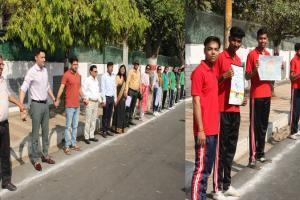 रामपुर : डीएम और छात्रों ने बनाई 12 किमी लंबी मानव श्रृंखला, मतदाता जागरूकता का दिया संदेश  