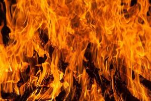 हल्द्वानी: झुग्गियों में लगी भीषण आग, कई झोपड़ियां जलकर हुईं राख 